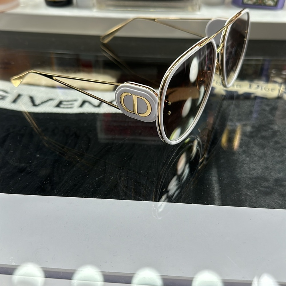 Authentic Christian Dior aviator sunglasses, gold frame - Picture 3 of 4